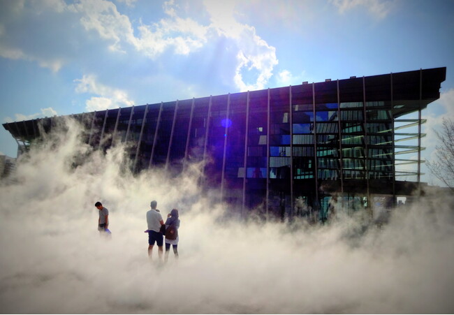 うめきた広場の環境共生型アート作品『霧の彫刻・SEA FOG』演出を再開