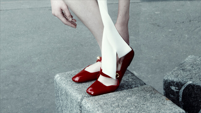 ヴァレンティノ ガラヴァーニ、新作シューズ Vロゴ ロッカー メリージェーンを発売