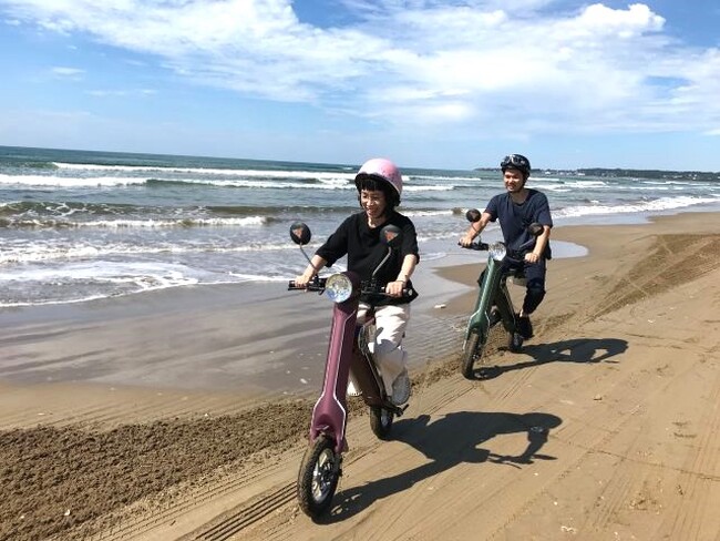 千里浜なぎさドライブウェイをＥＶバイクで走ろう！　休暇村能登千里浜では、ＥＶバイクやＥＶトゥクトゥクのレンタル付き宿泊プランを5月8日より販売