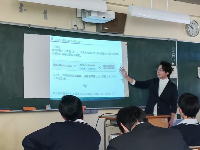 植物バイオテクノロジー教育を推進する埼玉県立杉戸農業高校と、産学連携による化粧品原料の技術開発にあたり、同校で「植物と化粧品の関り」をテーマとした特別講義を実施