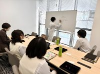 北海道比布町から比布中央学校の企業見学を受け入れ 宝石の研磨や鑑定を通じて、中古宝石の価値を高める過程を体験