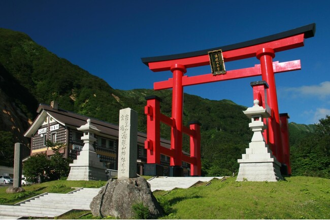 「語るなかれ」「聞くなかれ」　自然崇拝の原型を今に留める貴重な神域の神社　神秘が息づく行の山「湯殿山」６月1日（土）開山祭
