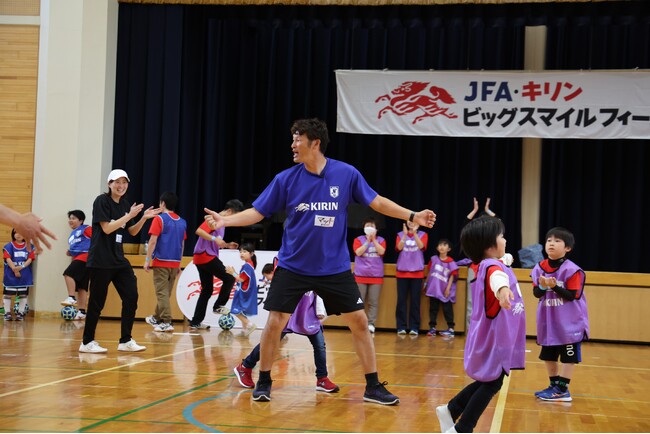 JFA×キリン共催～走らないサッカーで被災地に笑顔や“つながるよろこび”を～「JFA・キリン ビッグスマイルフィールドin能登町」開催　元サッカー日本代表 巻 誠一郎さんがゲストとして登場