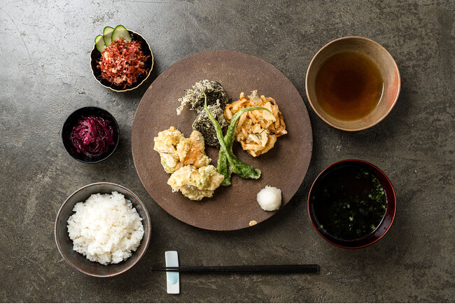 期間限定で、シーベジタブル初の海藻天ぷら専門店「海藻天ぷら 藻場亭(もばてい)」を東京都文京区に開店。
