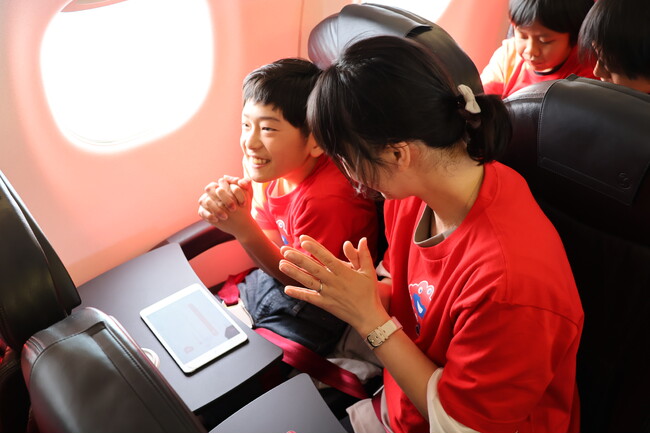 空の上でクイズ大会!?　大阪・関西万博開幕1年前記念イベントで伊沢拓司の出題に親子が挑戦