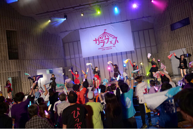 つばきファクトリー、東京女子流、真っ白なキャンバス、市川美織らが日比谷野音に集結！「ガラフェス～鳴らせ！絆ファンファーレ～」が大成功！