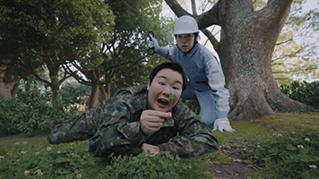 「クラフトボス」新TV-CM やす子さんが”ほふく前進”で豪華俳優陣を翻弄!?「宇宙人ジョーンズ・仕事の場所」篇 5/20からオンエア開始