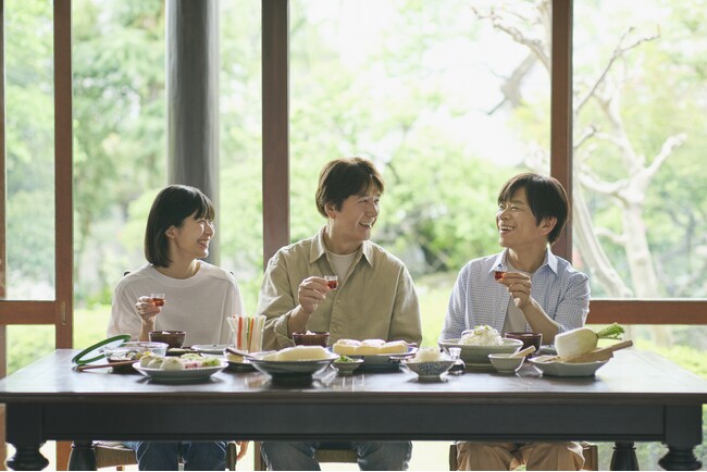 薬用養命酒、新CM「家庭菜園」篇を５月１７日よりOA開始。俳優草刈正雄さん、アナウンサー武田真一さんが出演。