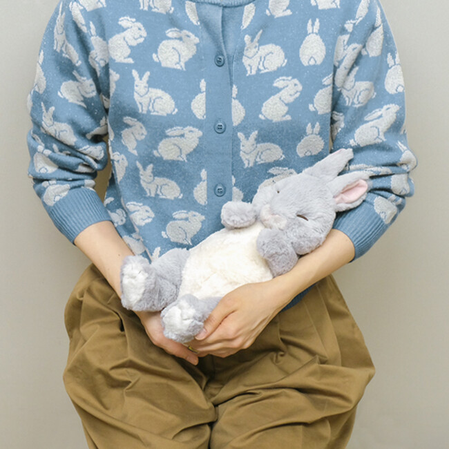 【癒し系うさぎ】膝の上ですやすや眠るぬいぐるみ登場！