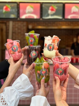 《大阪に初上陸》苺にた～っぷりの生チョコを降り注ぐ、原宿で行列の【Strawberry choco】大阪難波店　5/24にグランドオープン致します。