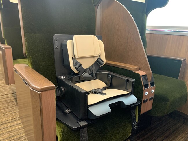 鉄道会社と初のコラボレーション！阪急電鉄の座席指定サービス「PRiVACE（プライベース）」に障害児・健常児がともに座れる子ども用座席として「IKOUポータブルチェア」導入！