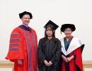 左からマシュー・ウィルソンTUJ学長、修了生、坂東眞理子昭和女子大学総長