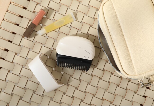 手のひらサイズのスタイリングブラシでいつでもどこでも“ヘア直し”ができる『シルキーシェルブラシ』