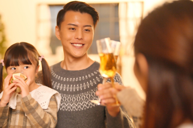 【都ホテル 岐阜長良川】父の日企画　感謝の気持ちを込めて乾杯！スパークリングワインと記念撮影サービス　2024年6月15日(土)・16日(日)　館内レストランで開催