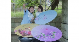 五月雨（さみだれ）の季節 忍の世界を満喫！「NARUTO＆BORUTO 忍里　五月雨祭2024」第4弾 「雨の日彩る 和傘イルミネーション」6月1日より開始