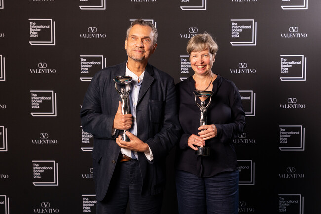 ヴァレンティノがスポンサーシップを務めた2024年国際ブッカー賞にて、ジェニー・エルペンベック著、マイケル・ホフマン翻訳の『Kairos』が受賞