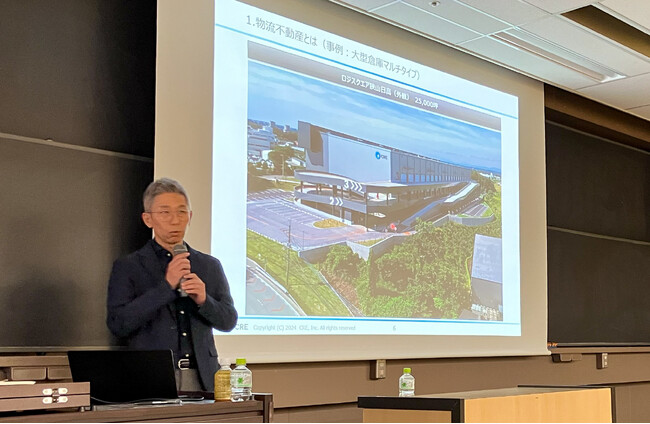 CRE、明治大学寄付講座にて112名の学生に向け、物流不動産の重要性を講義