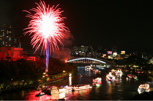 【リーガロイヤルホテル（大阪）】日本三大祭！なにわの夜空を彩る花火と、フランス料理や日本料理を愉しむ一夜限りの「天神祭 奉納花火 特別観覧席付プラン」