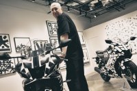 ヤマハ発動機×エリック・ヘイズによるコラボペイント車両を渋谷パルコにて展示中