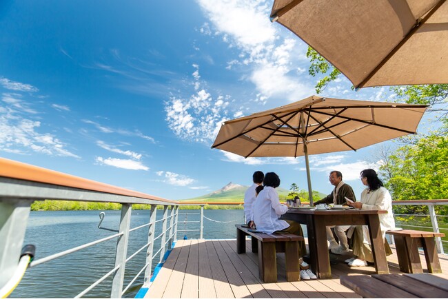 北海道リゾート「函館大沼 鶴雅リゾート エプイ」にて、日本新三景のひとつ秀峰　北海道駒ヶ岳の景色を望みながら、船上で朝食を愉しむ 人数限定プラン「朝食クルーズ付特別プラン」の販売を開始！