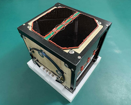 世界初の木造人工衛星（LignoSat）完成、JAXAへ引き渡し宇宙での運用へ　木の可能性を追及し木材利用の拡大を目指す