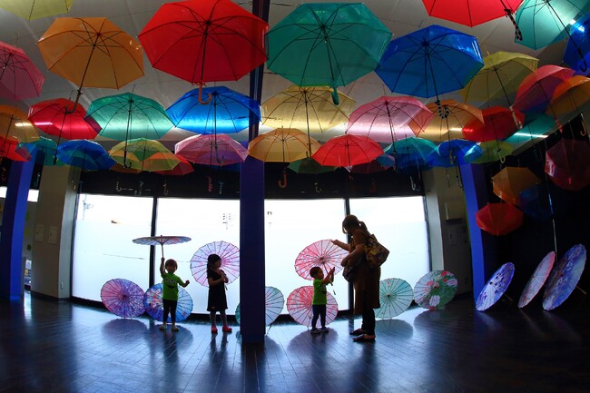 カラフルな傘と見附市特産ニットで館内を演出「アンブレラスカイ in ネーブルみつけ」開催