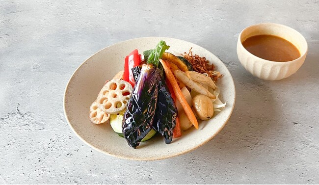 【Spice and Vegetable 夢民】雨の日限定ゲリラクーポン配信！人気メニュー「14種の野菜カレー」がボリューム満点の2倍盛りになって新登場!