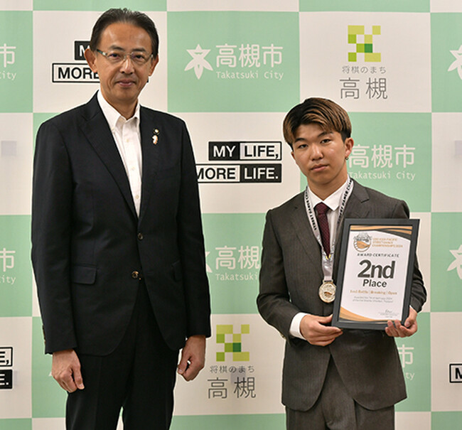 高槻市出身の天野直輝さんがストリートダンスアジア大会準優勝を市長に報告