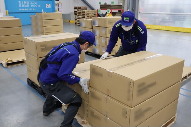 日本通運株式会社にアシストスーツ 4 台導入