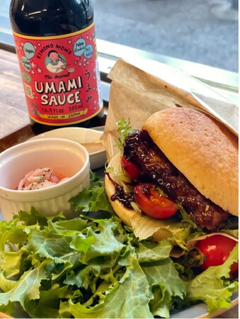 SNS総フォロワー約600万人のインフルエンサー『KIMONO MOM』とコラボ、100％プラントベースの「UMAMI KATSU BURGER」大泉工場NISHIAZABUで期間限定発売！