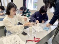 京都・大谷大学の学生がアメリカの小学生に英語で「念珠づくり」を教える--国際学部を中心としてワークショップ開催--