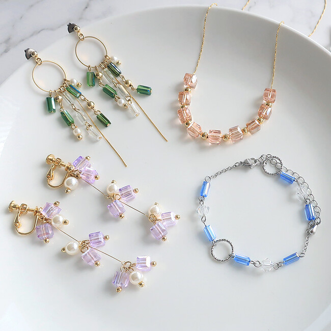 PARTS CLUB online ＜新商品掲載＞5/30(木)オンラインショップでは繊細なカットで綺麗な光の反射を放つカットガラスビーズと天然石のようなアクリルハートビーズが新たに発売されました。