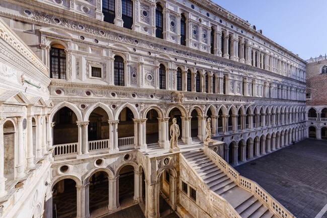 マックスマーラは2025年リゾートコレクションを6月11日にヴェネツィアのドゥカーレ宮殿で開催