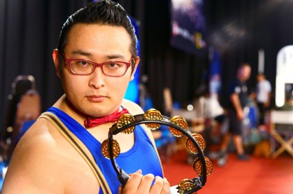 「Ｐフィーバー三国戦騎7500」登場記念海外オーディション番組で大活躍したタンバリンマスターGONZOが初公開のスペシャルダンスで盛り上げる！直筆サイン入りポスタープレゼントキャンペーンも開催！