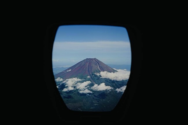 富士山に迫る、低空飛行。公式プライベートジェットガイド「スカイトレック」リリース
