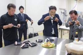 タマカイを試食する（右から）坂田町長、山本准教授、一人おいて金谷組合長