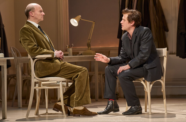 NTLive『ザ・モーティヴ＆ザ・キュー』と『ナイ ～国民保健サービスの父～』から場面写真が届きました！