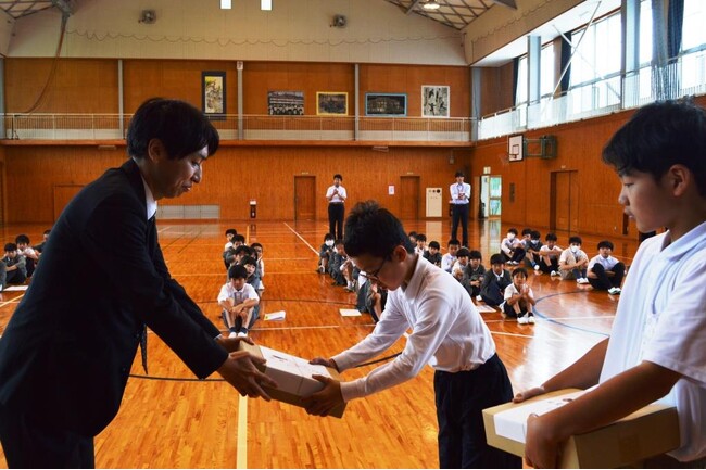 全国の小学校へ図書を寄贈する活動「みつばち文庫」