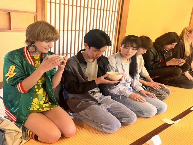 【国際外語・観光・エアライン専門学校】英語で文化交流！アメリカ・モンセラート美術大学の学生と茶道体験！