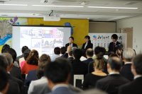実践女子大学の学生、本学園の木島理事長らが日野市子ども包括支援センター「みらいく」開所式に出席（5/19）イメージキャラクター＆ロゴ制作の思いをプレゼン！