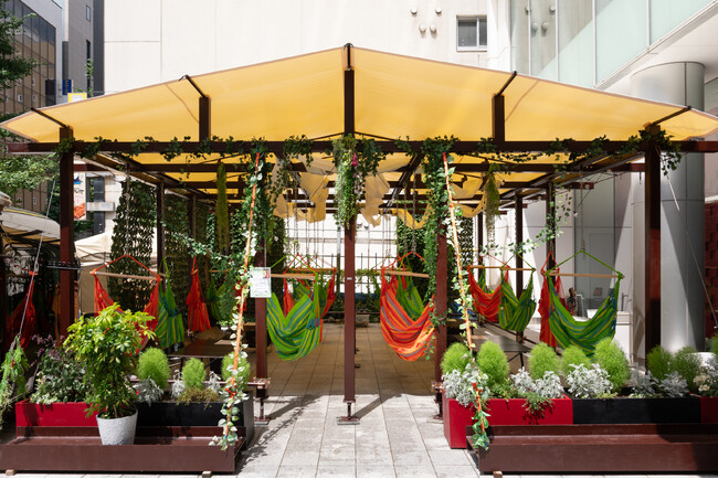 都心部にいながらハンモックでスイーツや北海道フードを楽しむ　リゾート気分の屋外カフェ「ハンギングガーデン」【クロスホテル札幌】