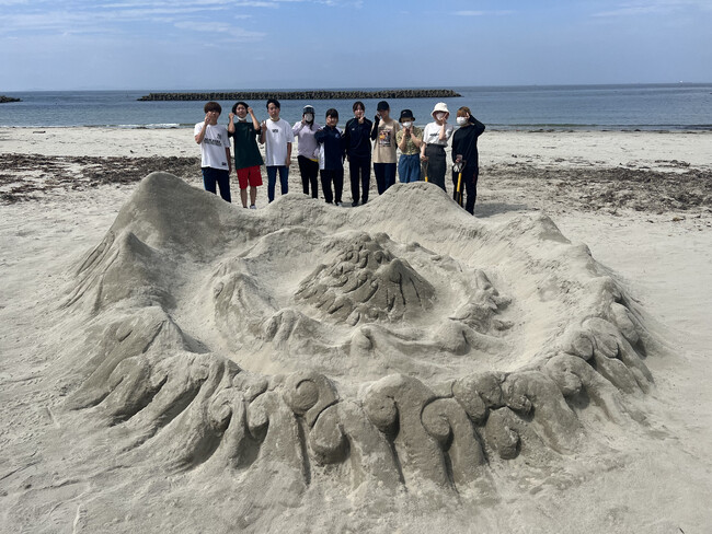 デザイナーの卵が砂で「日本」を表現～トライデントデザイン専門学校 校外実習のご紹介（南知多町 山海海岸）～