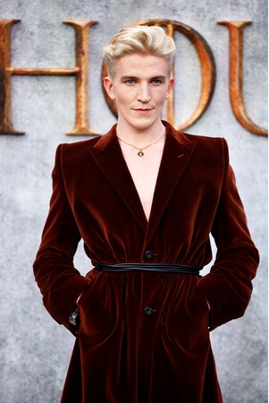 【Alexander McQueen】ユアン・ミッチェルが『ハウス・オブ・ザ・ドラゴン』ロンドンプレミアでアレキサンダー・マックイーンを着用