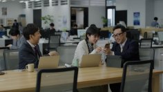 東京03の飯塚さん、角田さんの同僚役として河合優実さんが初登場 さとふる、新テレビCMを6月15日より放映開始