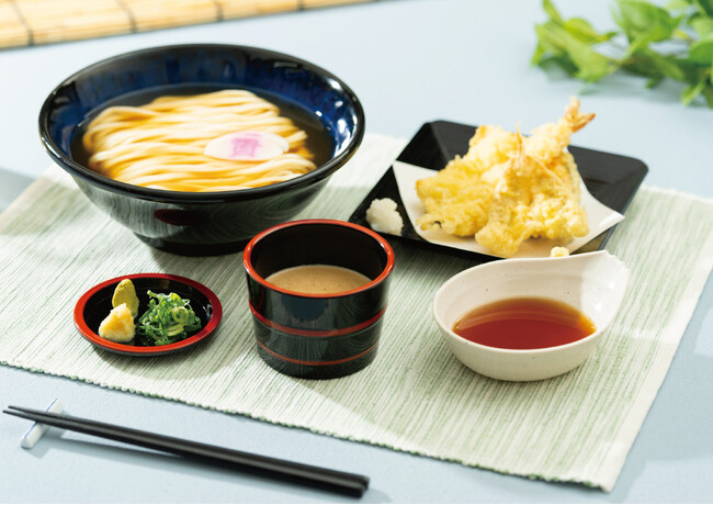 北九州のソウルフード「資さんうどん」は、6/26(水)～「胡麻つけうどん」の販売を開始します！特別に仕立てた冷たい出汁と胡麻だれで楽しむ、涼味あふれる夏の新提案。ぜひ、この機会にお召上がりください！