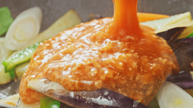 丸美屋　麻婆茄子の素　新TVCM「豪快母とハラペコ息子」篇2024年6月21日（金）より全国で放映開始