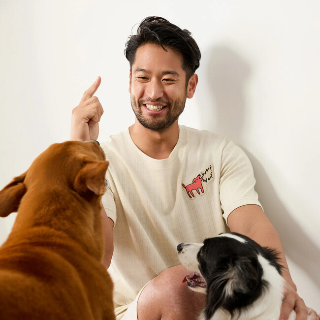 犬のデザインでドッグシェルターを支援。SDGsの一環としてペットと人の幸せな共存を目指します。海外アーティストとのコラボで、メンズ、レディース、キッズ及び小物も制作。