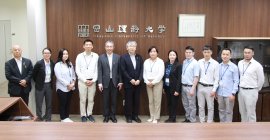 平野学長（中央）らと記念写真に納まるモンゴル研修団のメンバー