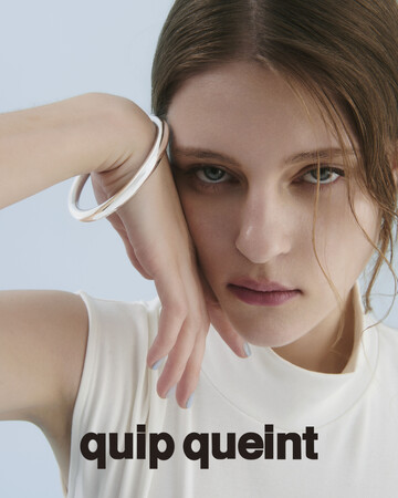 クリーンでエフォートレスなジュエリーブランド、quip queint(クイップ クエイント)から新作 “organic shapes”を発表。シルバーの艶が映える有機的なバングルが登場。