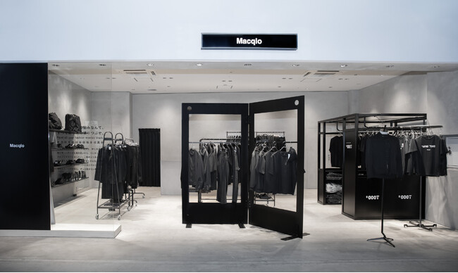 【黒T旋風到来】“黒×高機能”アパレル『Macqlo』、MIYASHITA PARK常設1号店が好発進